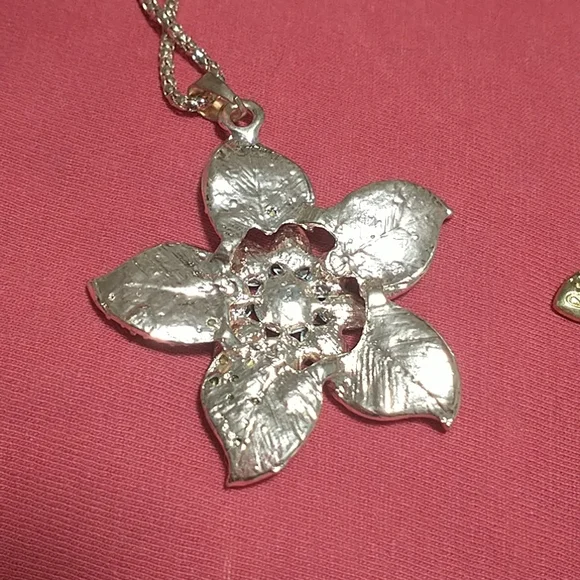 Betsey Flower Necklace! - Picture 3 of 6